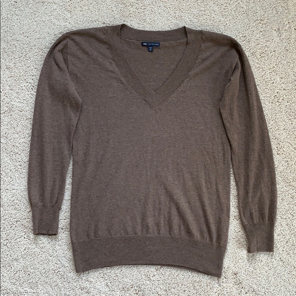 V-neck sweater by Gap, made with cashmere. Size XS